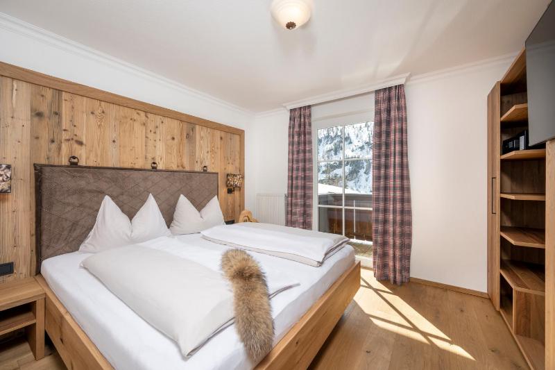 Three-Bedroom Apartment with Balcony and Panoramic View image 1