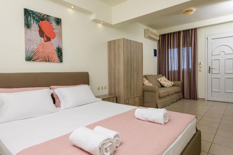 Studio Apartment with Sea View image 3