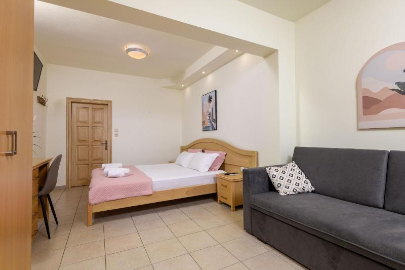 Studio Apartment with Sea View image 3