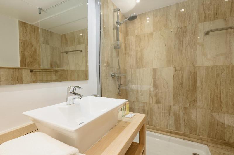 Modern beachside Penthouse with amazing sea views in Costabella Marbella - image 3