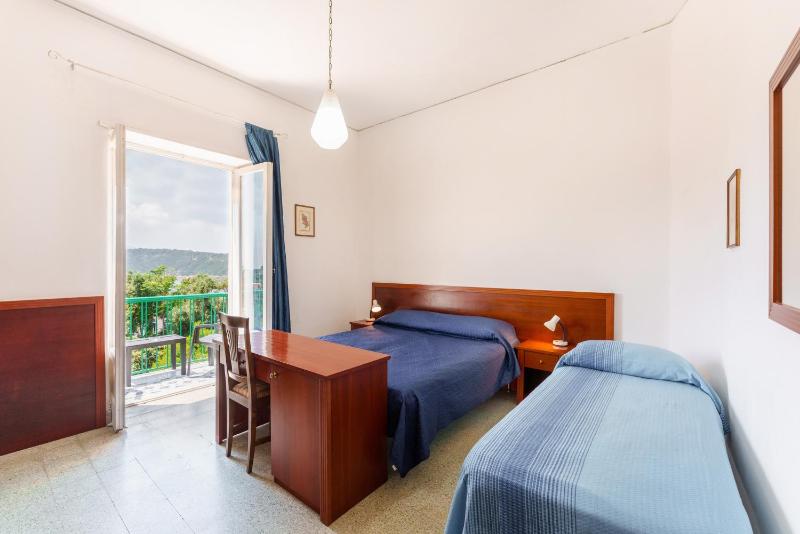 Standard Triple Room with Sea View image 2