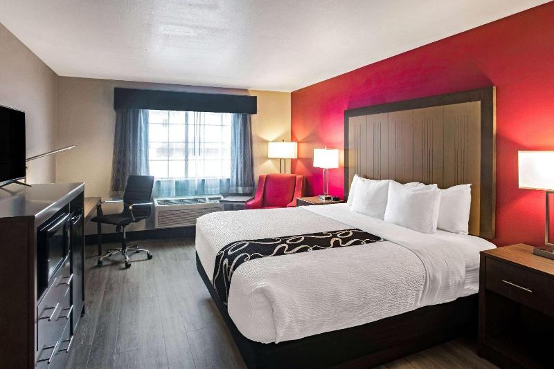 Deluxe King Room image 1
