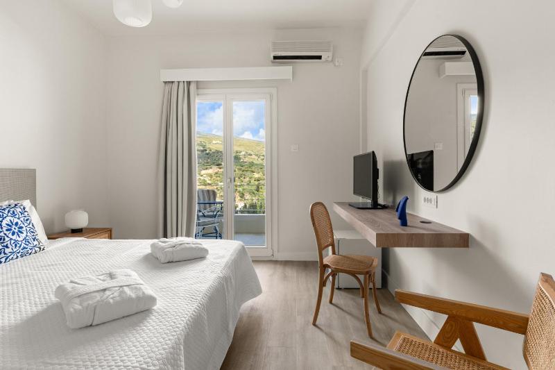 Superior Triple Room with Sea View image 4