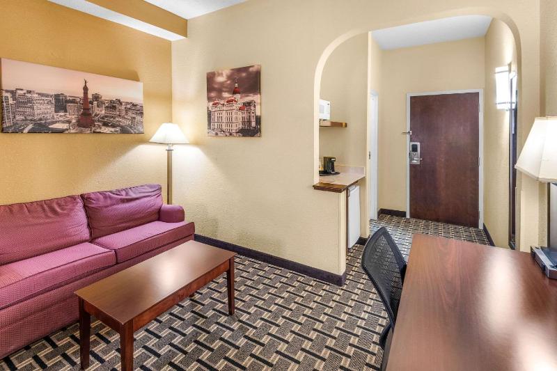 King Suite - Non-Smoking image 4