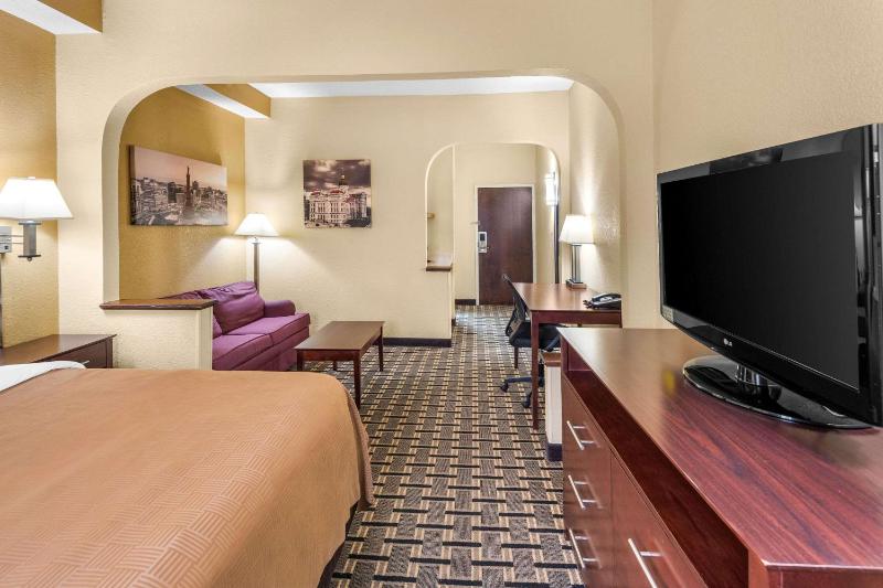 King Suite - Non-Smoking image 3