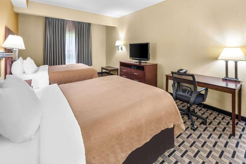 Queen Room with Two Queen Beds - Non-Smoking image 3