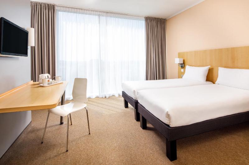 Accessible Twin Room image 2