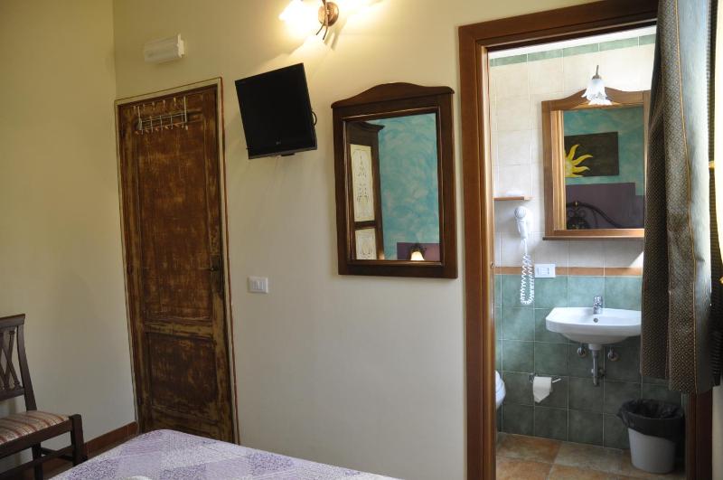 Basic Double Room image 3