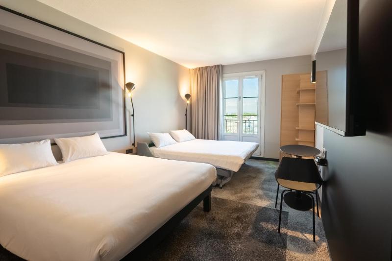 Superior Double Room with Sofa image 1
