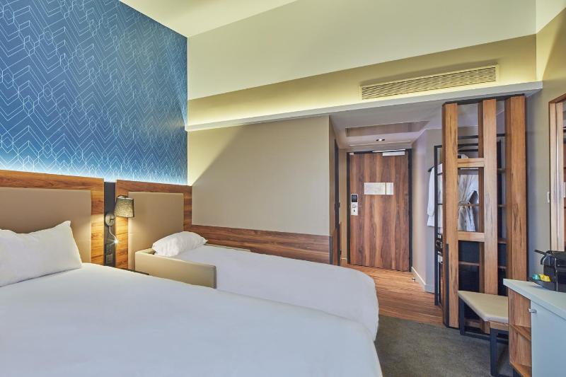 Premium Triple Room image 3
