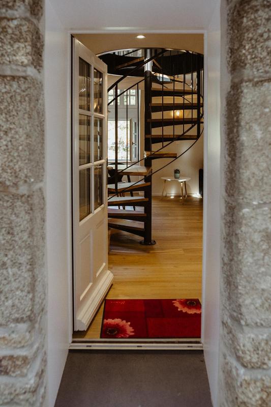 Deluxe One-Bedroom Apartment with Harbour View image 4