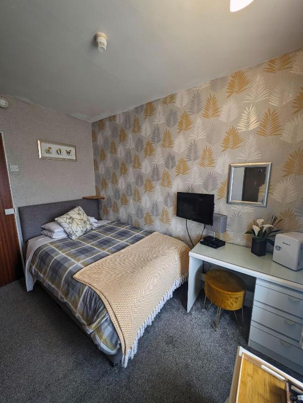 Single Room with Private Bathroom image 3