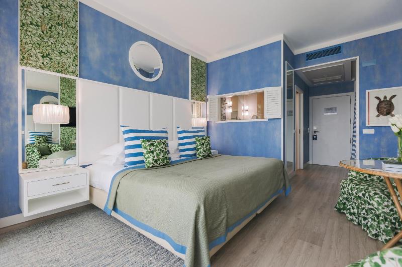 Superior Double Room with Side Sea View image 1