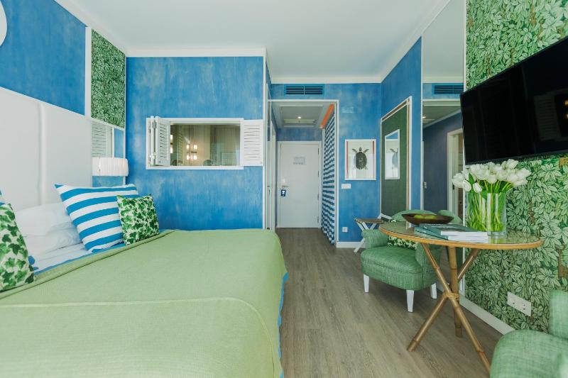 Superior Double Room with Side Sea View image 3