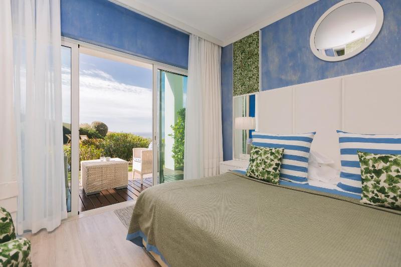 Superior Double Room with Side Sea View image 4