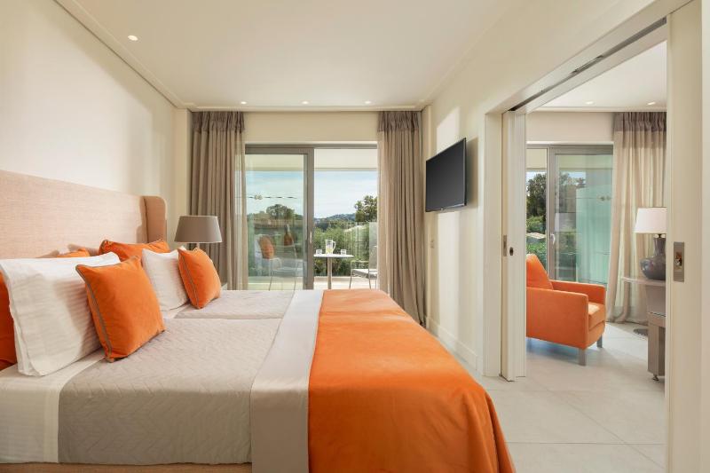 Executive Suite One Bedroom image 4