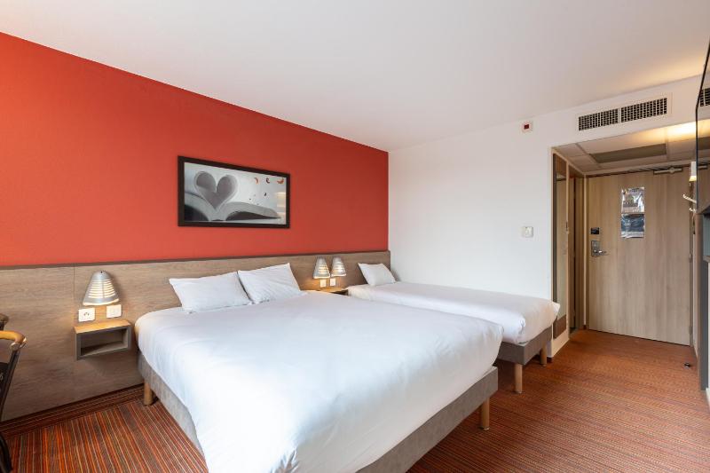 Standard Triple Room image 3