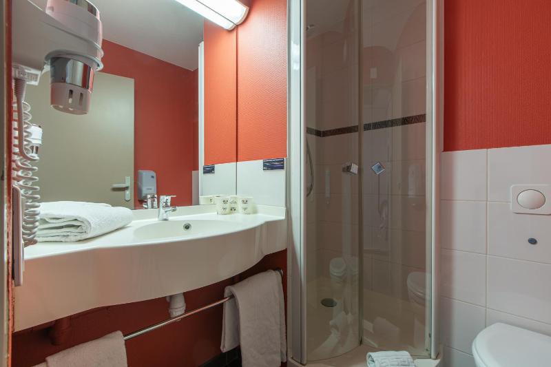 Standard Triple Room image 4