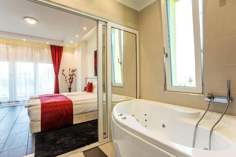 Double Room with Spa Bath image 2