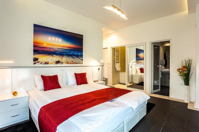 Triple Room with Spa Bath image 4