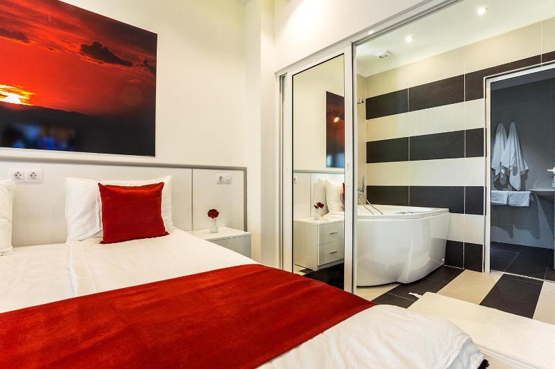 Triple Room with Spa Bath image 3