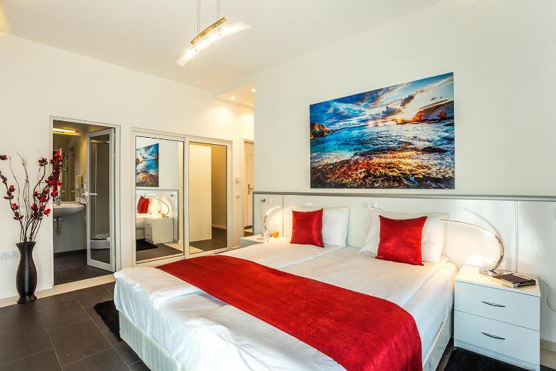 Triple Room with Spa Bath image 2