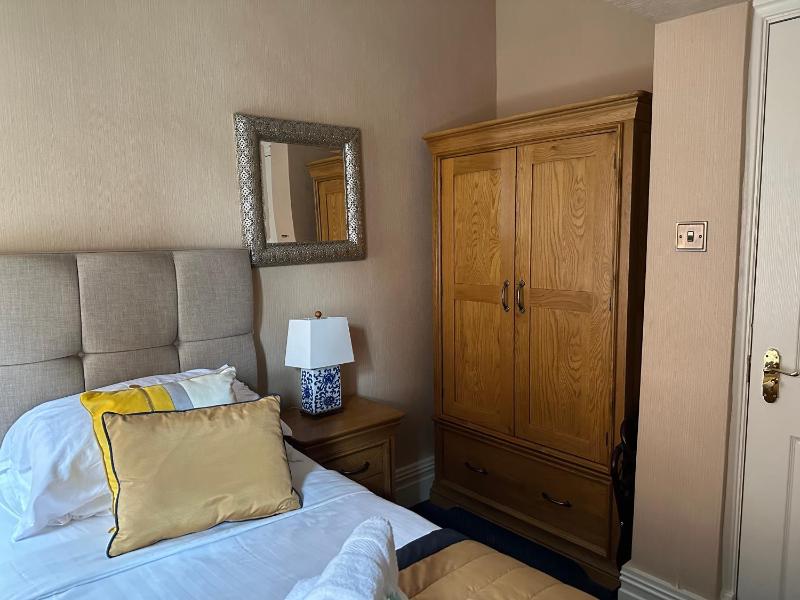 Single Room image 4