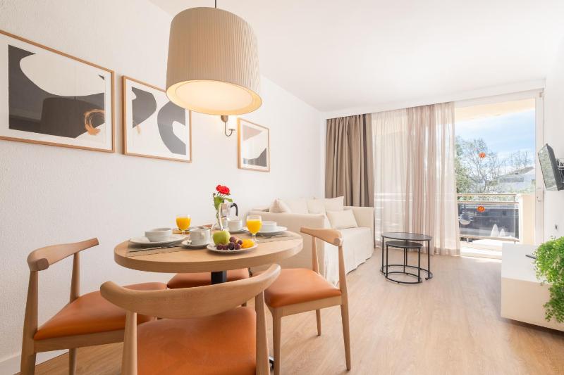 Comfort One-Bedroom Apartment image 1
