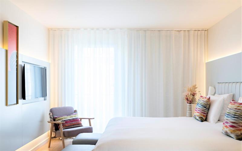 Superior Queen or Twin Room image 4