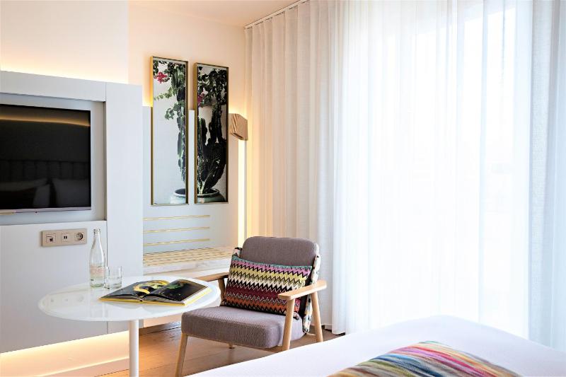 Classic Queen or Twin Room image 4