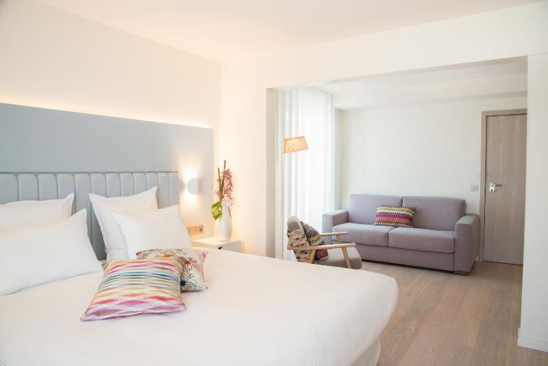 Junior Suite with King or Twin Beds and Convertible Sofa image 2