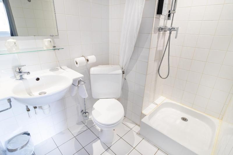 Standard Twin Room image 4