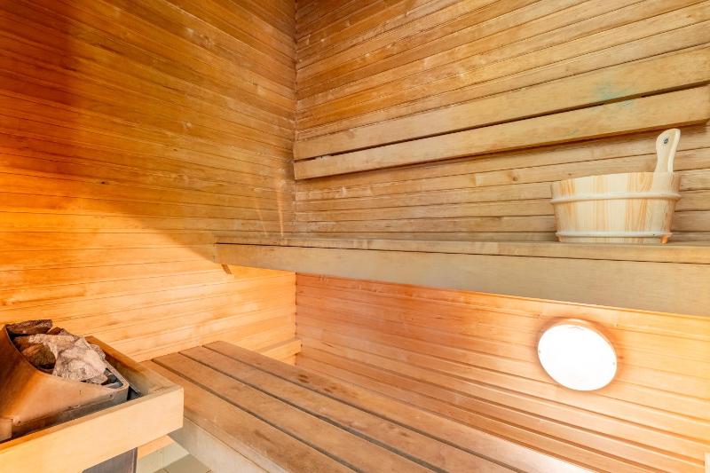 City center apartment with free parking and sauna - image 15