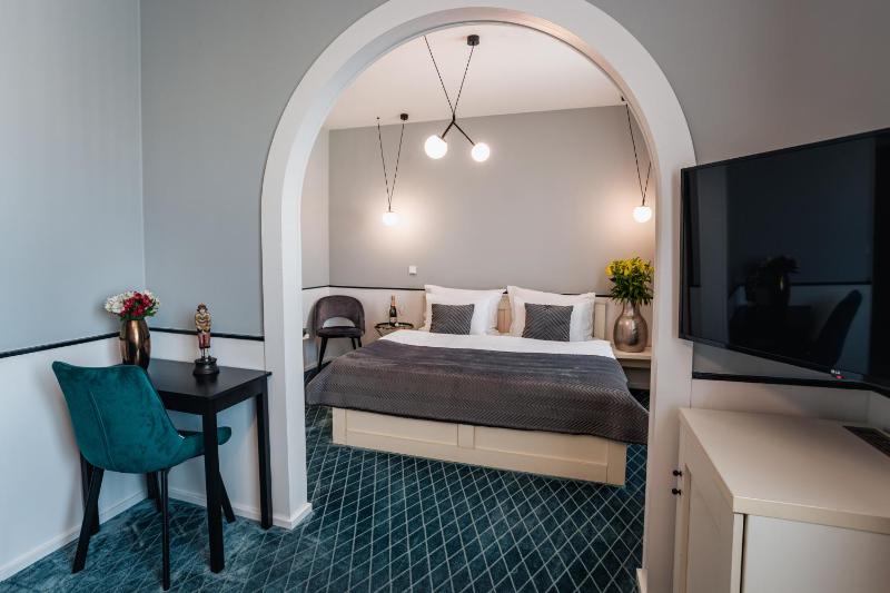 Deluxe Double Room with Extra Bed image 4