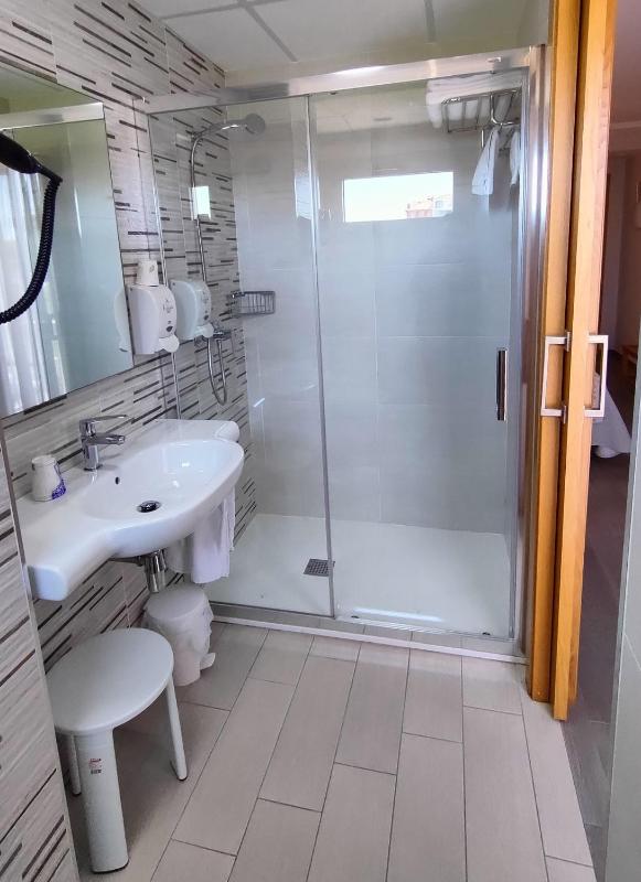 Deluxe Double or Twin Room image 1