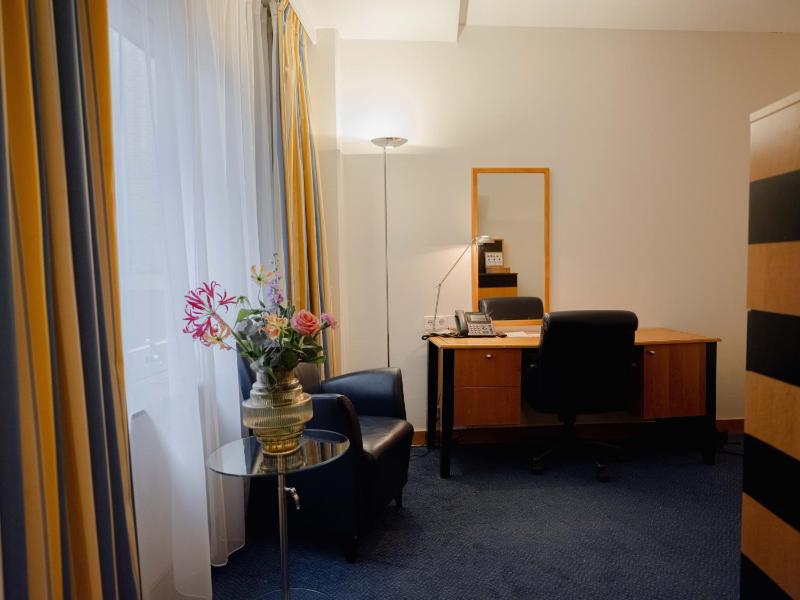 Classic Twin Room image 3