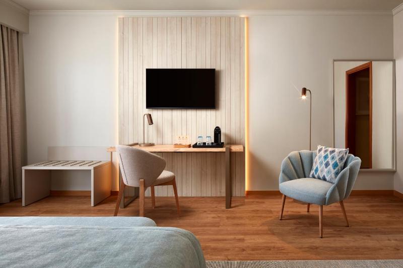 Superior Room with Partial Sea View image 2