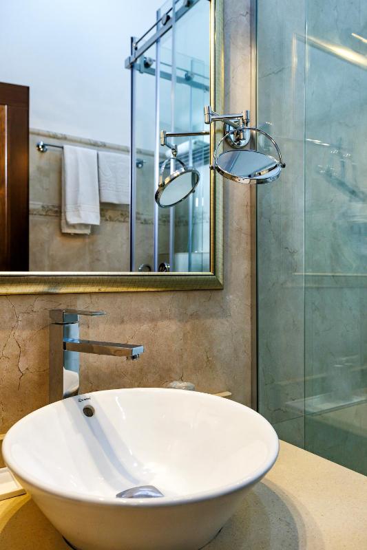 Single Room image 3