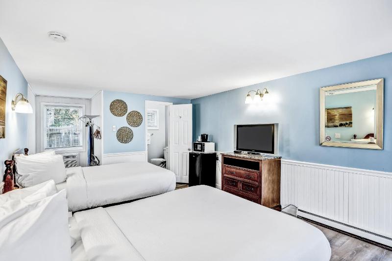 Standard Room with Two Double Beds image 4