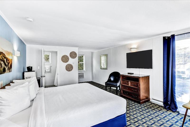 Deluxe King Room image 2