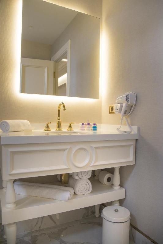 Economy Room image 3