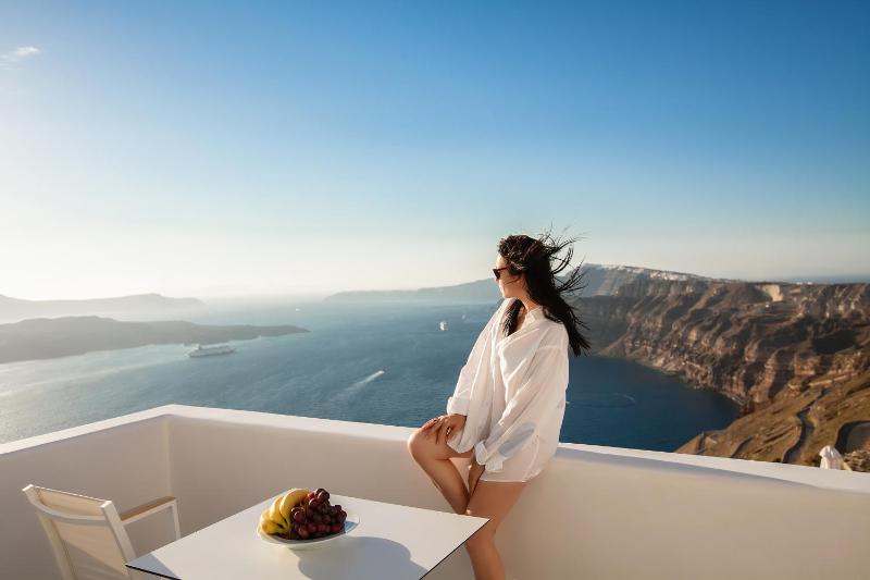 Junior Suite with Private Heated Plunge Pool and Caldera View image 2