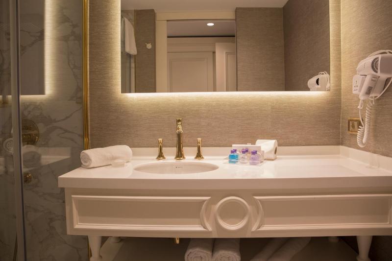 Economy Room image 2