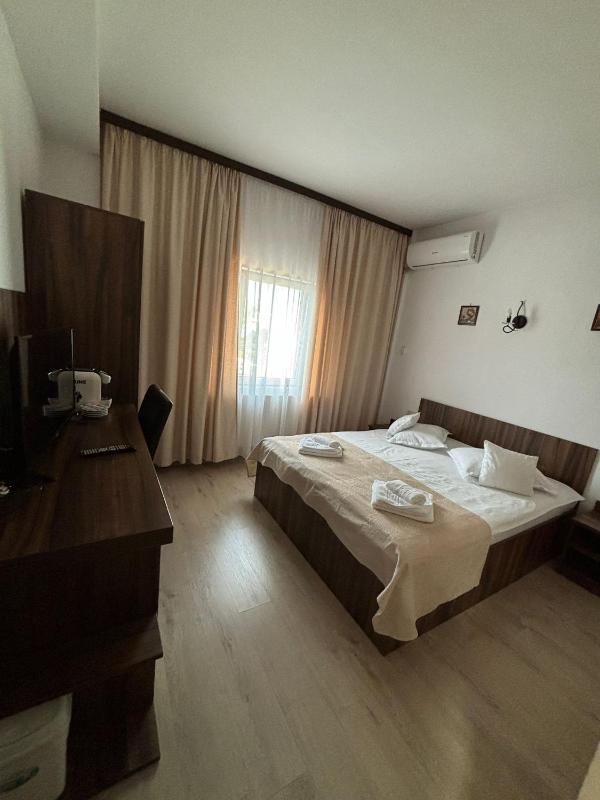 Deluxe Double or Twin Room image 4