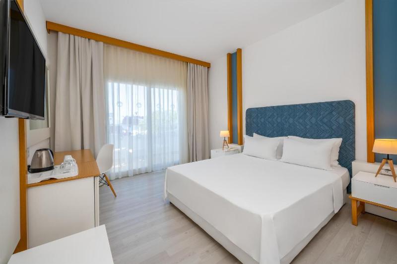 Standard Double Room image 3