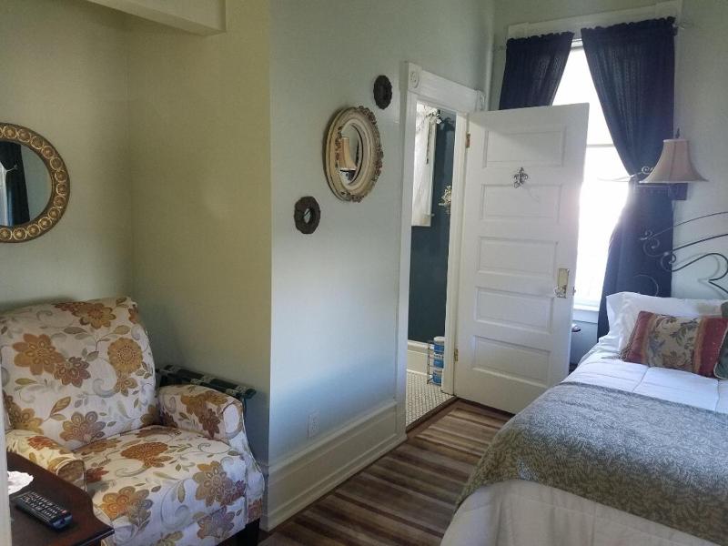Standard Queen Room image 4