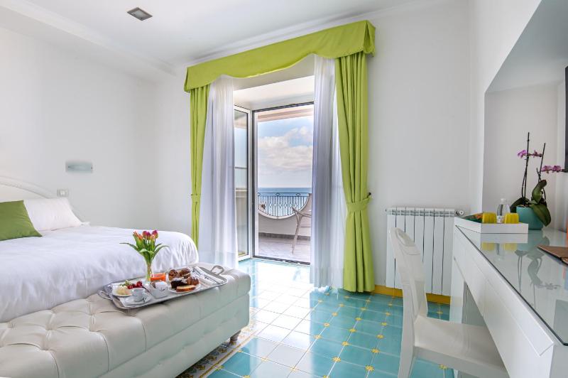 Classic Double or Twin Room with Sea View image 1