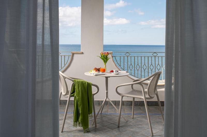 Classic Double or Twin Room with Sea View image 2