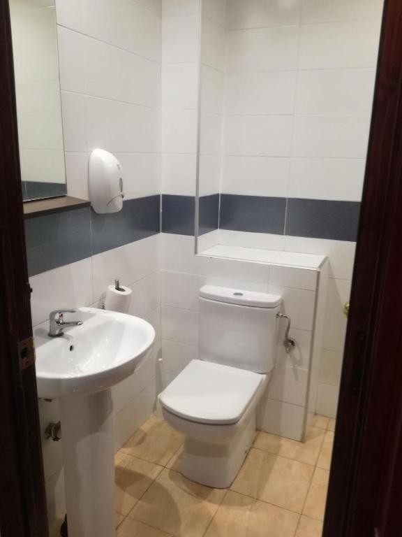Basic Twin Room with Shared Bathroom image 3