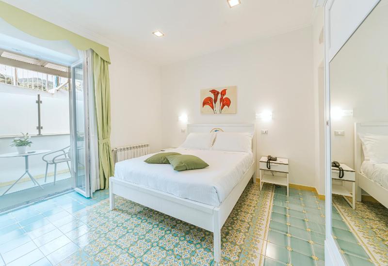 Classic Double or Twin Room image 4